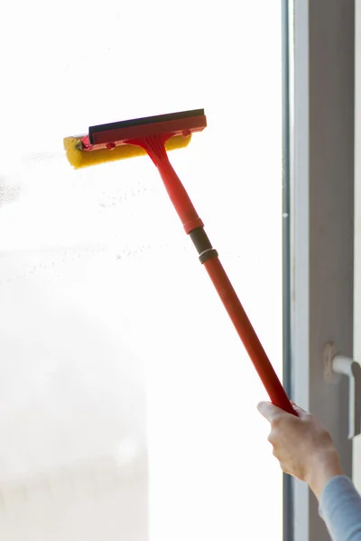 Detail ruční čištění oken s houbou — Stock fotografie