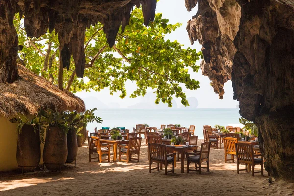동굴에서 해변 노천 레스토랑 보기 — 스톡 사진