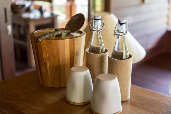 Utensilios de cocina en la mesa en la habitación del hotel — Foto de Stock