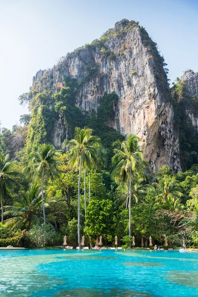 Swimming pool at thailand touristic resort beach — Stock Photo, Image