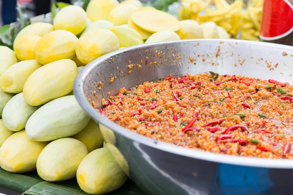 Chladné wok nebo pilaf a mangem na tržišti — Stock fotografie