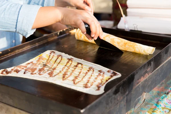 Primer plano de cocinar panqueques en el mercado callejero —  Fotos de Stock