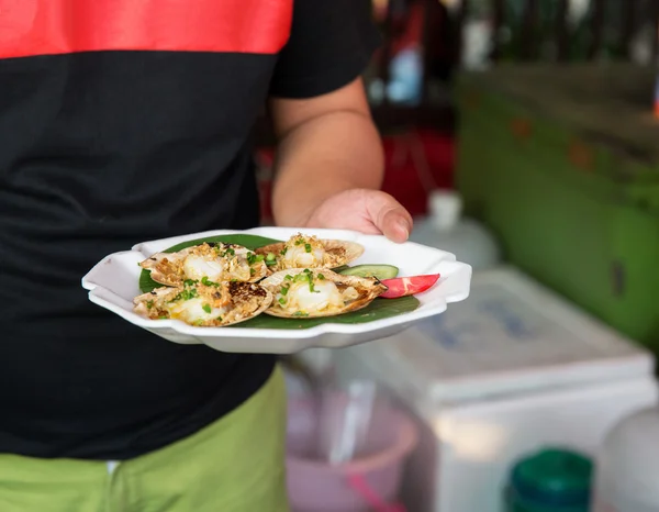 Primer plano de la mano sosteniendo mariscos en el mercado callejero — Foto de Stock