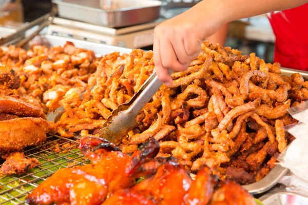 Primer plano de manos de cocinero y bocadillos en el mercado callejero —  Fotos de Stock