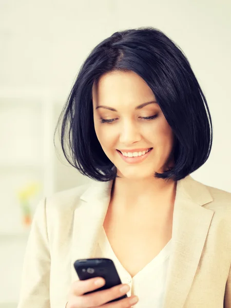 Femme d'affaires avec téléphone portable — Photo