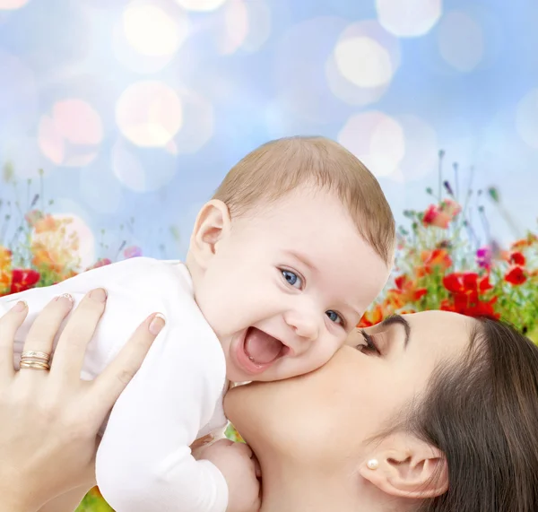 Madre feliz con el bebé sobre fondo natural —  Fotos de Stock