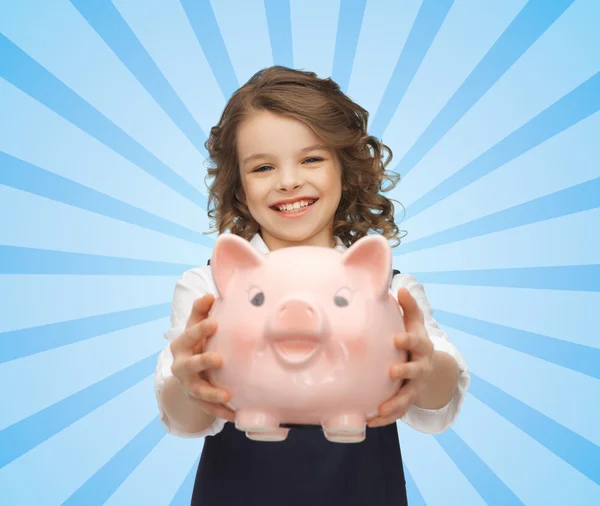 Menina feliz segurando banco porquinho — Fotografia de Stock