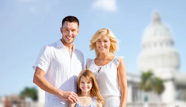 Glückliche Familie über amerikanischen Hintergrund im Weißen Haus — Stockfoto