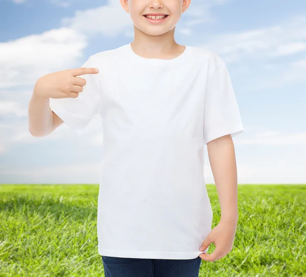 Lachende jongetje in witte lege t-shirt — Stockfoto