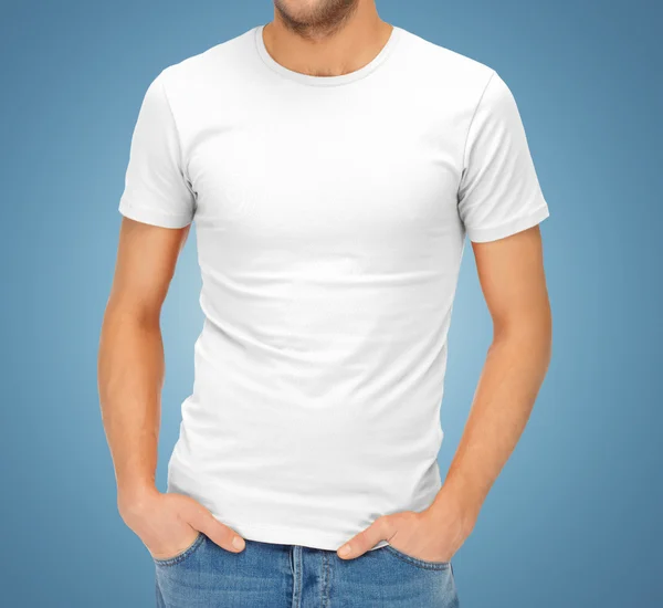 Primo piano di uomo in bianco bianco t-shirt — Foto Stock