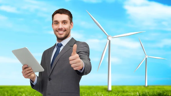 Hombre de negocios sonriente con la computadora de la tableta PC — Foto de Stock