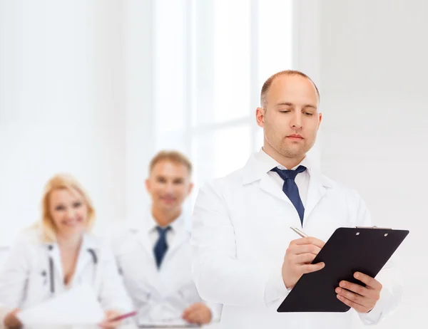 Médico masculino grave com área de transferência — Fotografia de Stock