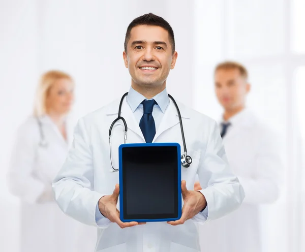 Médico varón sonriente con tableta pc en el hospital —  Fotos de Stock