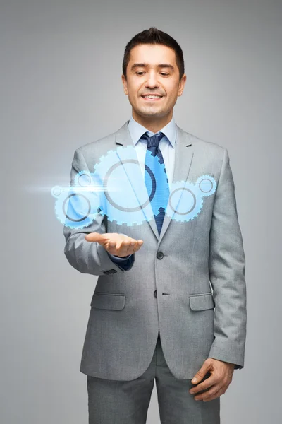 Homem de negócios feliz mostrando projeção virtual — Fotografia de Stock