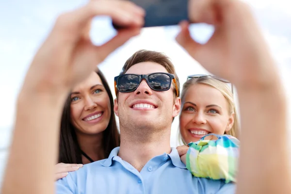 Groupe d'amis prenant selfie avec téléphone portable — Photo