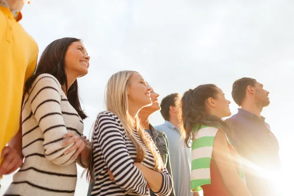 Groep gelukkige vrienden opzoeken op strand — Stockfoto