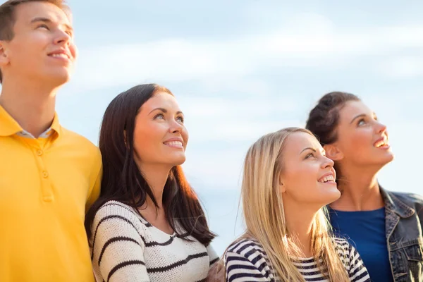 Grupo de amigos felices buscando en la playa — Foto de Stock