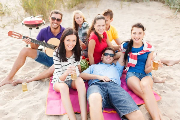 Gruppe glücklicher Freunde amüsiert sich am Strand — Stockfoto