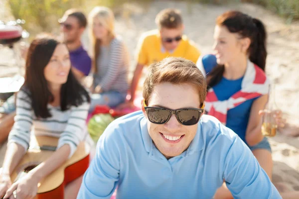 Группа счастливых друзей, веселящихся на пляже — стоковое фото