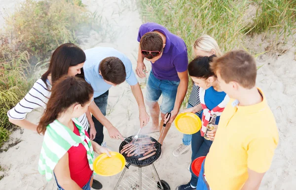 Groep vrienden met picknick op het strand — Stockfoto