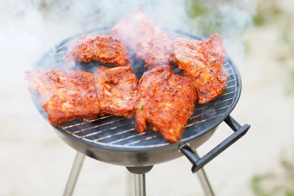 Close up of meat on barbecue grill outdoors — Stock Photo, Image