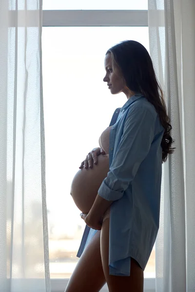 Ευτυχισμένος έγκυος γυναίκα με μεγάλη κοιλιά γυμνή στο σπίτι — Φωτογραφία Αρχείου