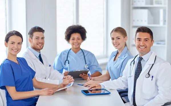 Gruppe glücklicher Ärzte trifft sich im Krankenhaus — Stockfoto