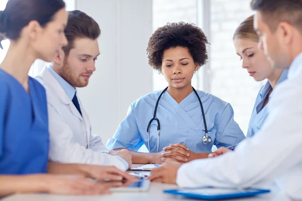 Gruppe glücklicher Ärzte trifft sich im Krankenhaus — Stockfoto