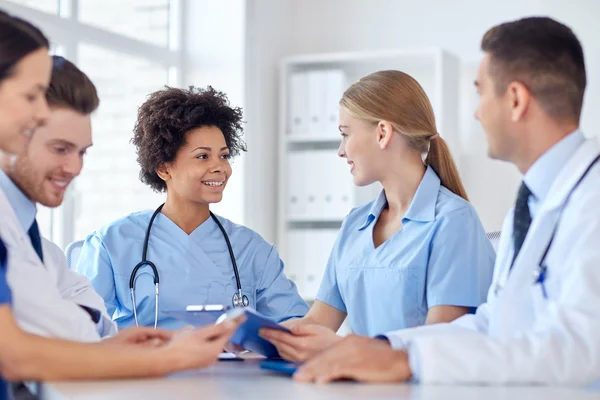 Grupo de médicos felices reunidos en la oficina del hospital — Foto de Stock