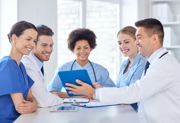 Groupe de médecins heureux réunion au bureau de l'hôpital — Photo