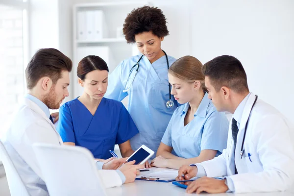 Group of doctors with tablet pc at hospital — Stock Photo, Image