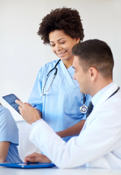 Gruppo di medici felici incontro presso l'ufficio ospedaliero — Foto Stock