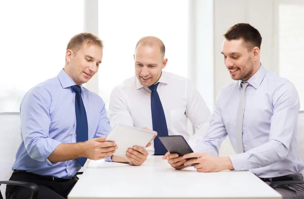 Tres hombres de negocios sonrientes con la tableta PC en la oficina — Foto de Stock