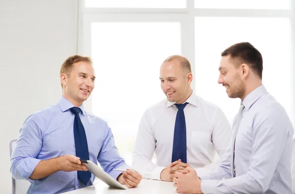 Geschäftsteam arbeitet im Büro mit Tablet-PC — Stockfoto