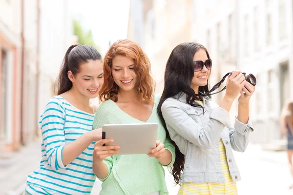 Uśmiechnięty nastoletnich dziewcząt z komputera typu tablet i kamery — Zdjęcie stockowe