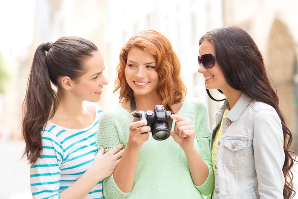 Smiling teenage girls with camera — Stock Photo, Image