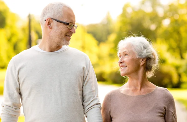 Senior par i stadsparken — Stockfoto