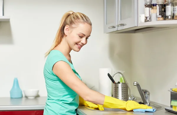 Szczęśliwa kobieta czyszczenia tabeli w domu kuchnia — Zdjęcie stockowe