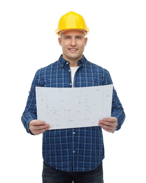 Lächelnder männlicher Bauarbeiter im Helm mit Blaupause — Stockfoto
