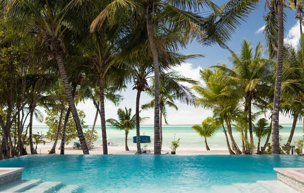 Piscina en la playa tropical — Foto de Stock