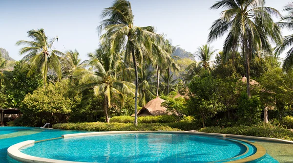 Swimming pool at thailand touristic resort — Stock Photo, Image