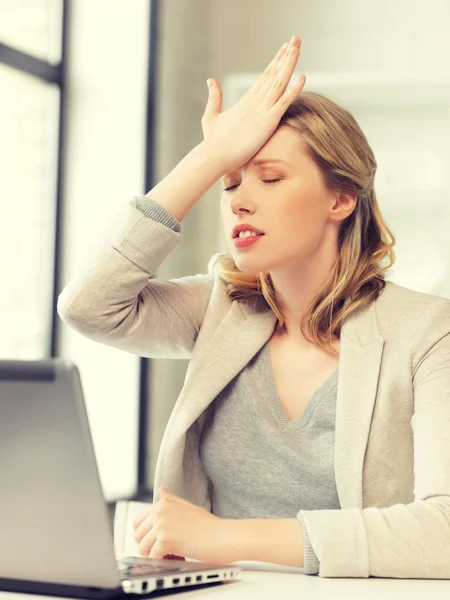 Zakenvrouw houden van haar hoofd met hand — Stockfoto