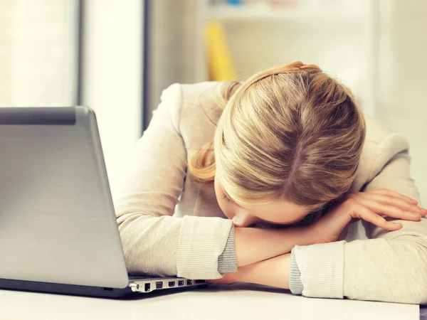 Mujer cansada con ordenador portátil — Foto de Stock