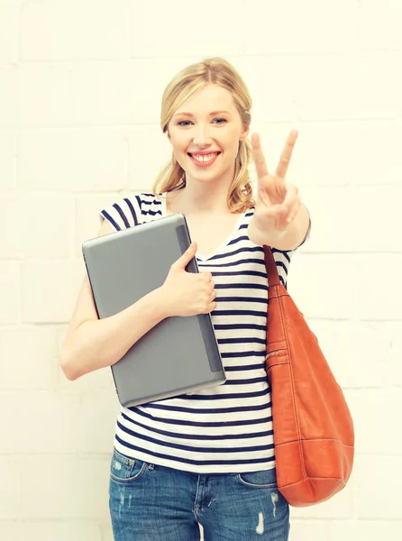 Ragazza sorridente adolescente con laptop — Foto Stock