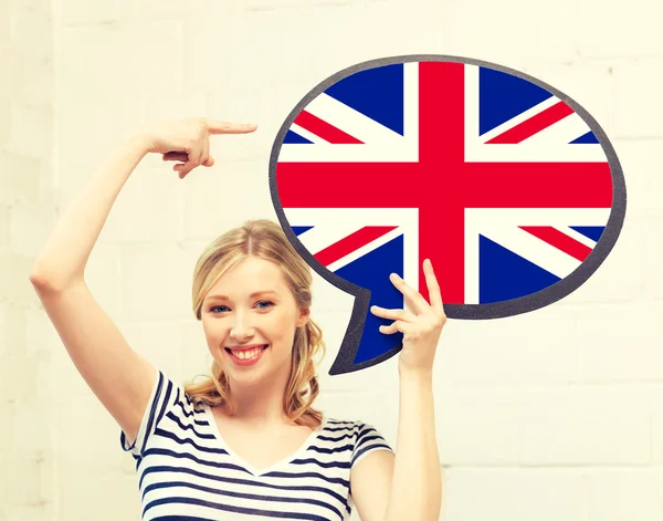 Mujer sonriente con burbuja de texto de bandera británica — Foto de Stock