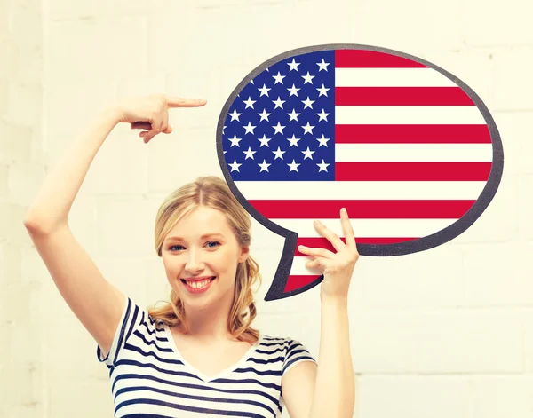 Donna sorridente con bolla di testo di bandiera americana — Foto Stock