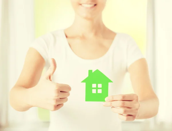 Mulher mãos segurando casa verde — Fotografia de Stock