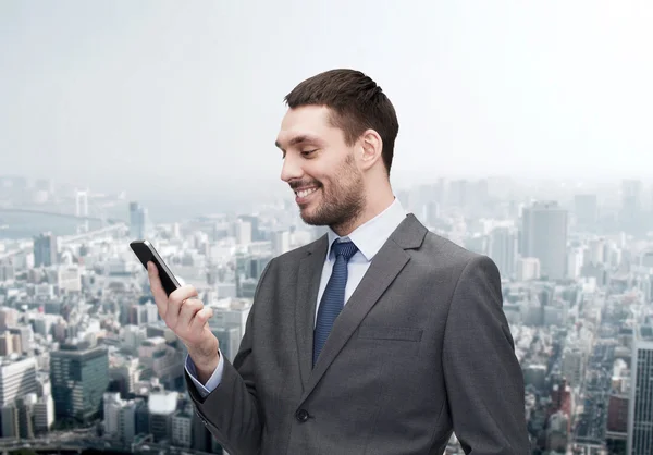 Junger lächelnder Geschäftsmann mit Smartphone — Stockfoto