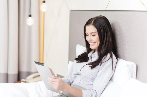 Mujer de negocios feliz con PC tableta en la habitación del hotel —  Fotos de Stock