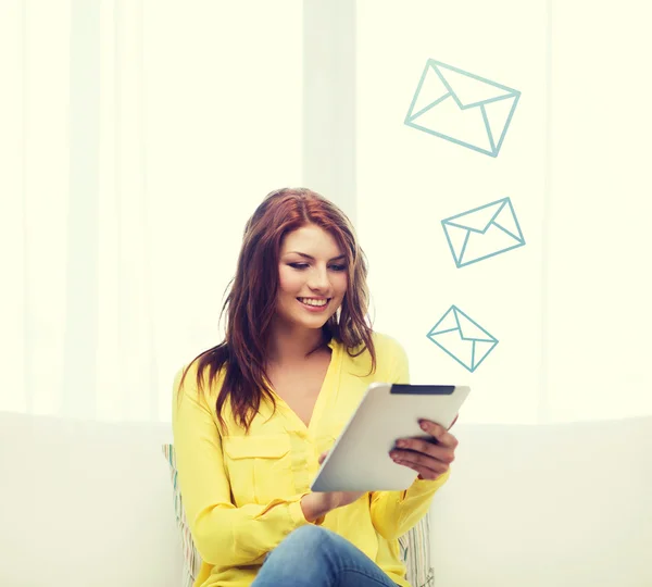 Donna sorridente con computer tablet pc a casa — Foto Stock